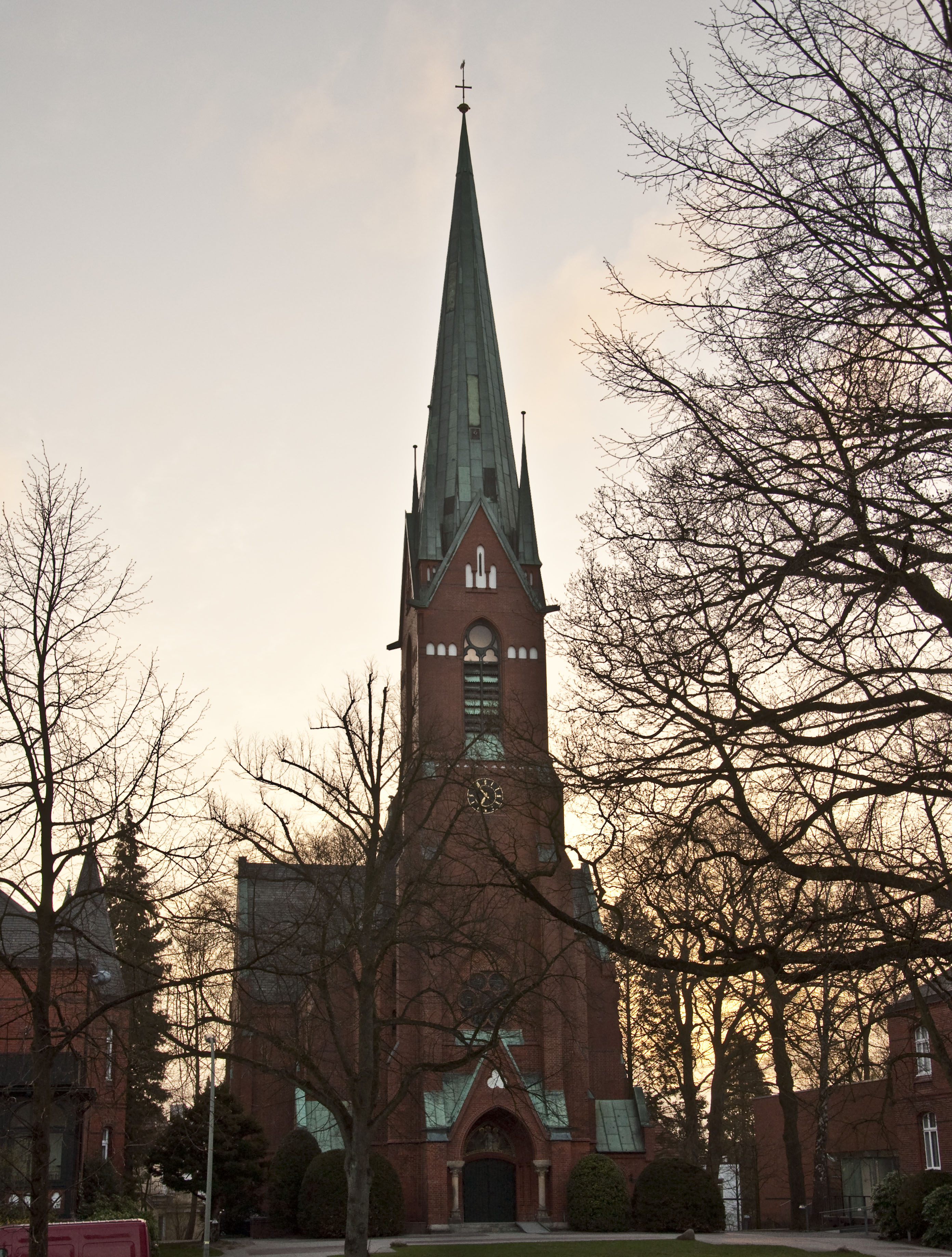 Blankeneser Kirche Hamburg – idyllische Hochzeitskirche auf dem Hügel über der Elbe