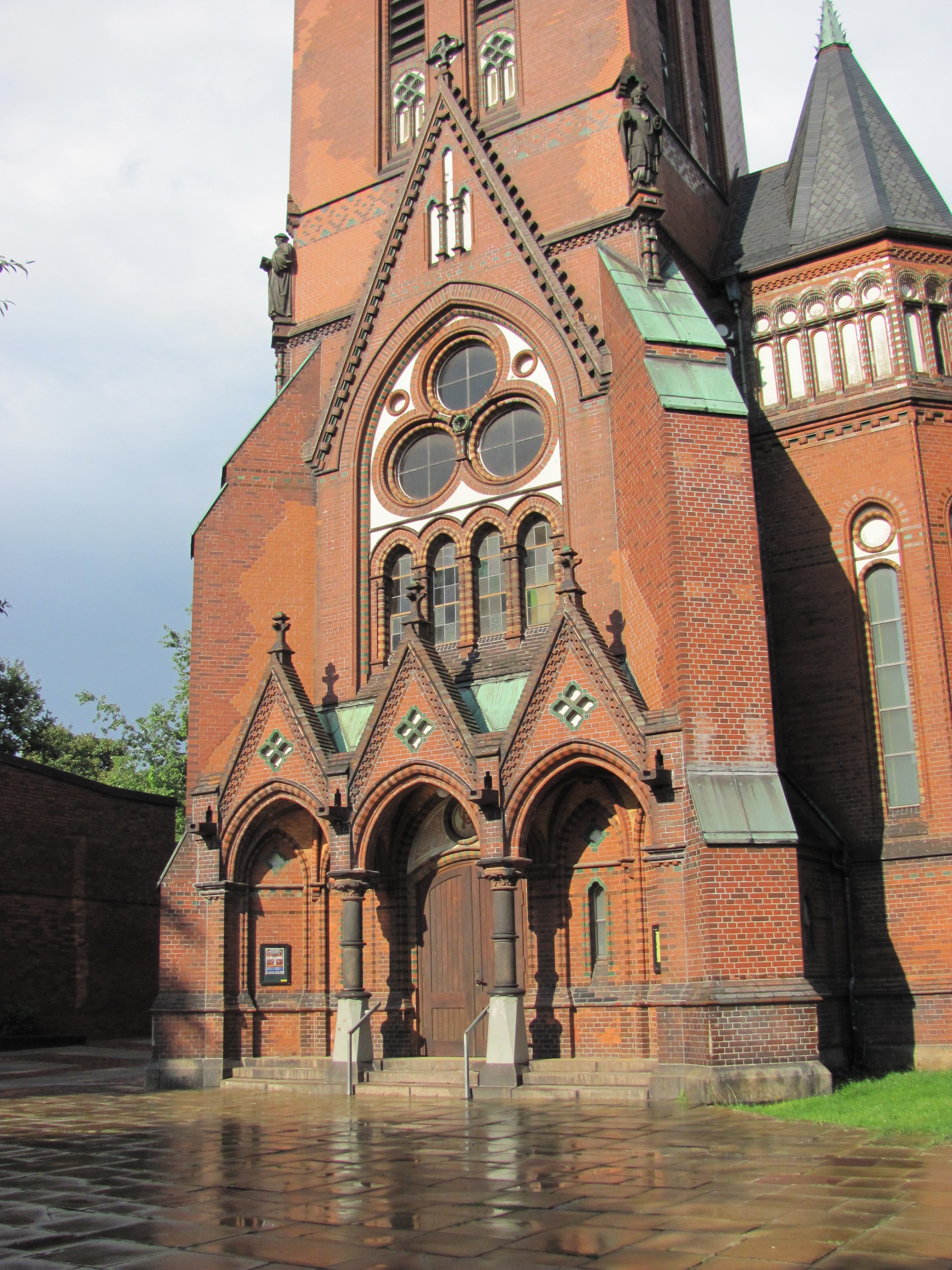Christuskirche Eimsbüttel Hamburg – neugotisches Portal einer der beliebtesten Hochzeitskirchen