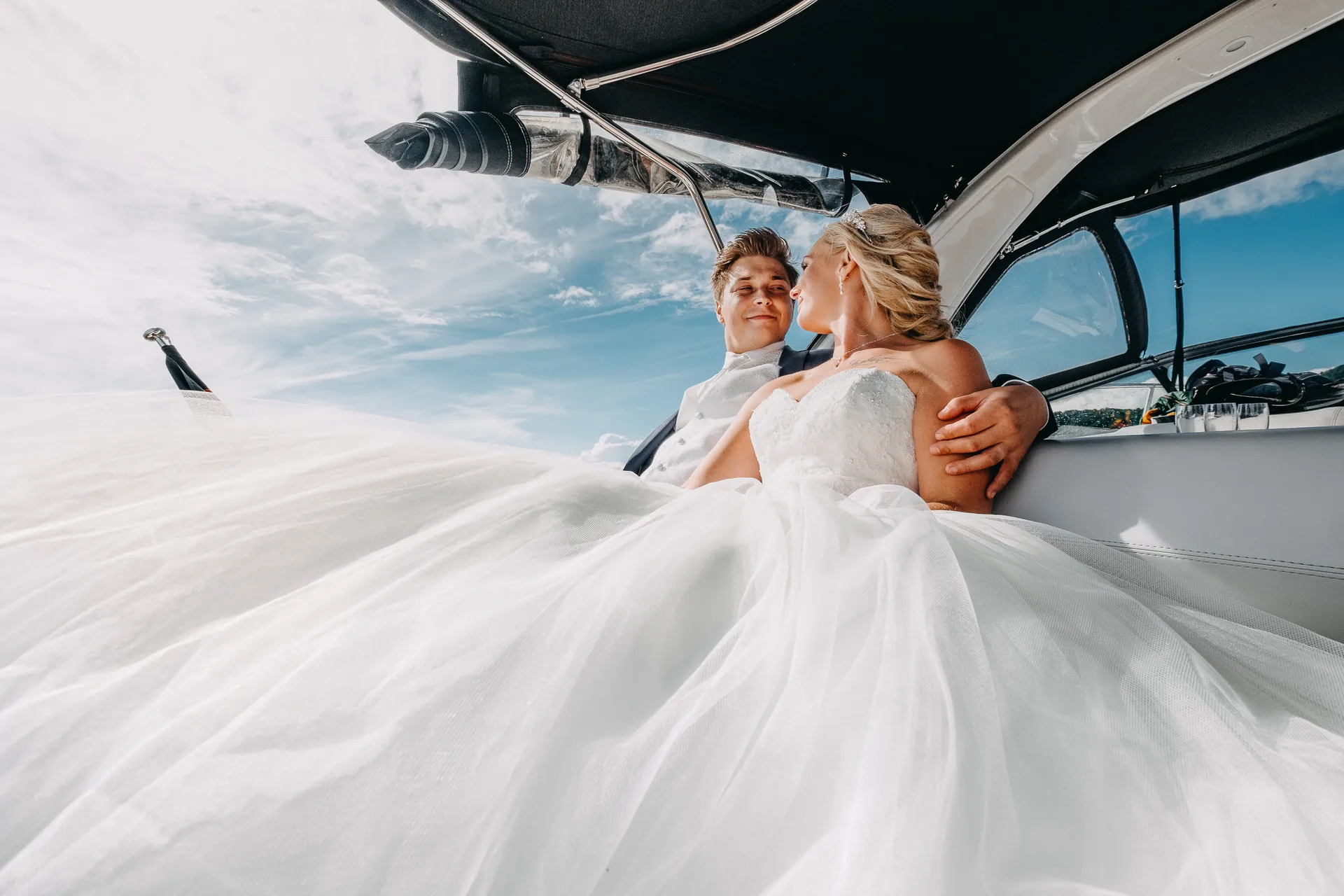 Brautpaar im Boot auf der Alster Hamburg – intimes Elopement Shooting an den Hamburger Wasserwegen