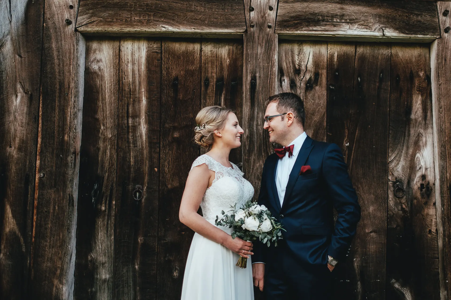 Brautpaar in der Lüneburger Heide bei Bispingen – Hochzeitsfotograf Caro & Marc Nordheide