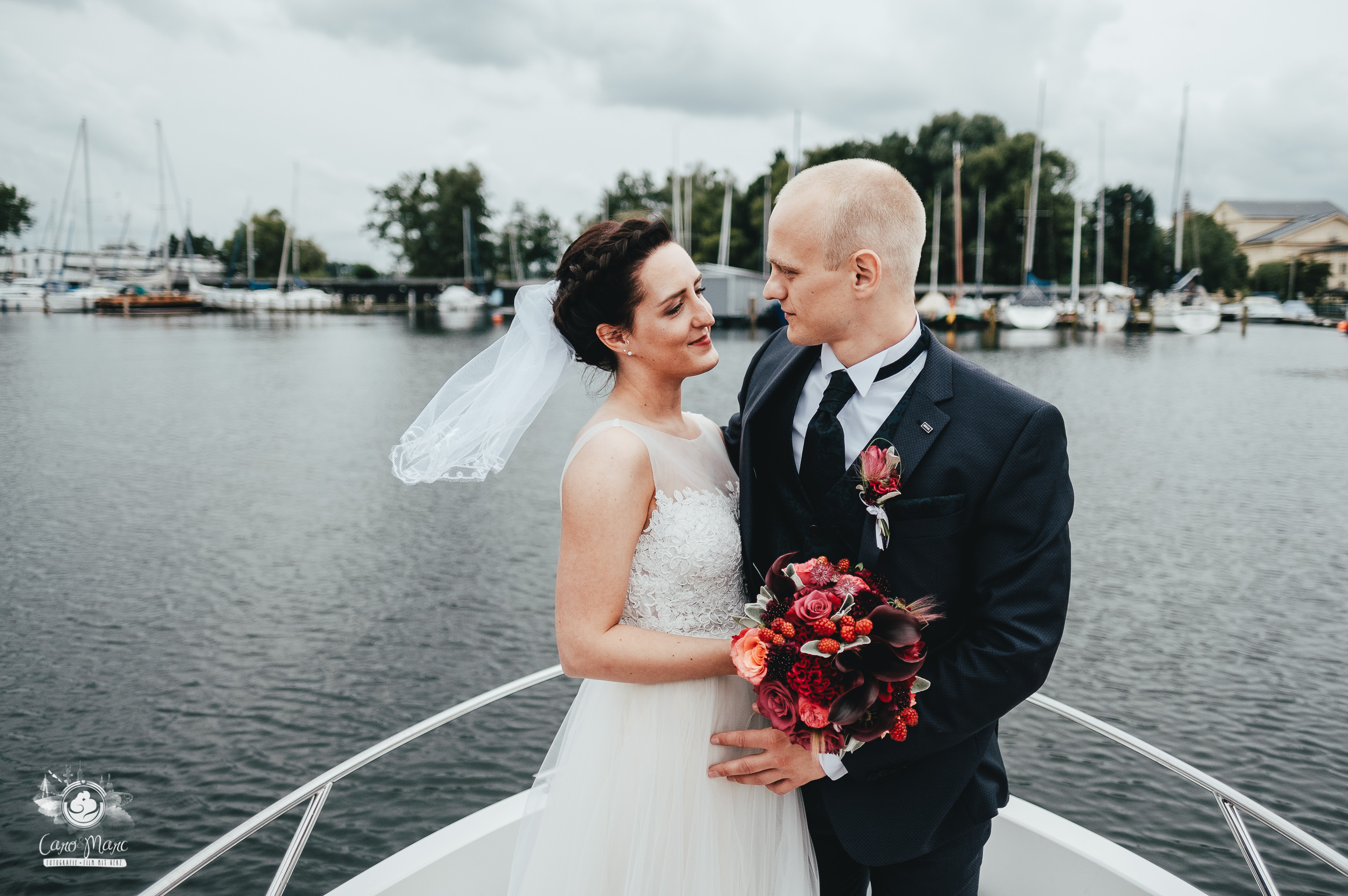Brautpaar auf einem Boot im Schweriner Hafen – Hochzeitsfotograf Schwerin