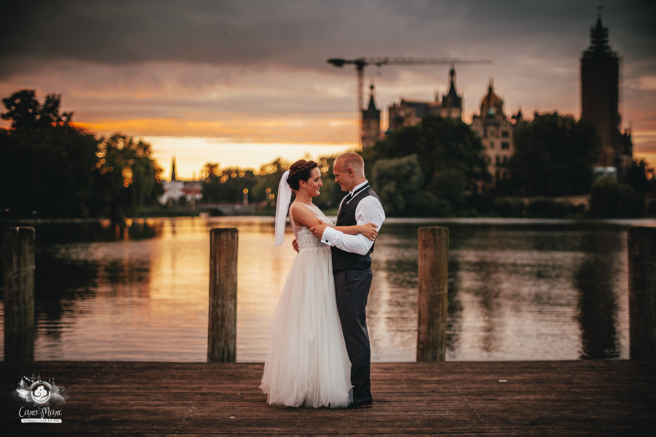 Brautpaar am Steg mit Blick auf das Schweriner Schloss – Hochzeitsfotograf Schwerin