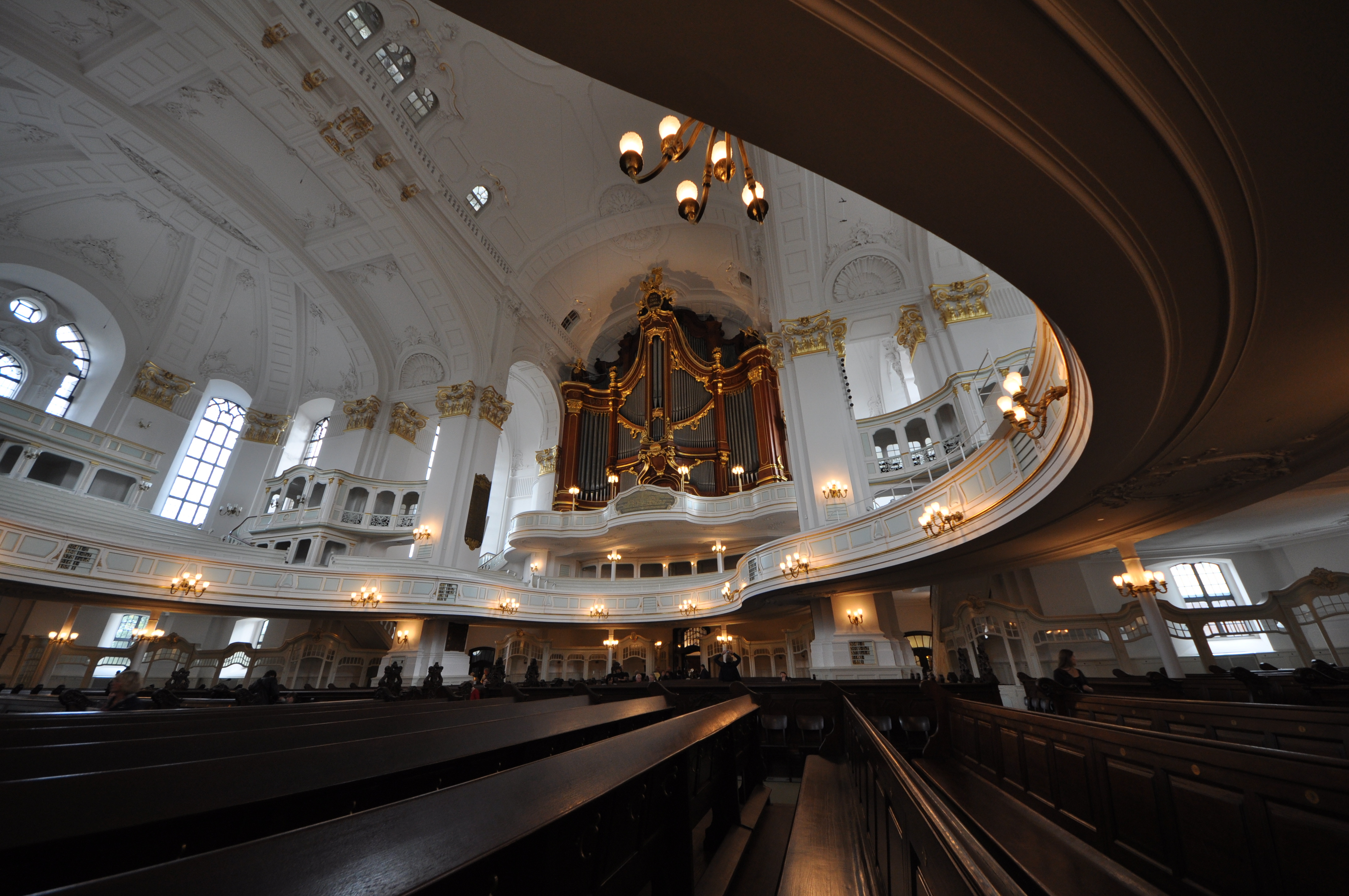 Innenraum St. Michaelis Hamburg – barocke Architektur mit weißen Säulen und goldenem Altar
